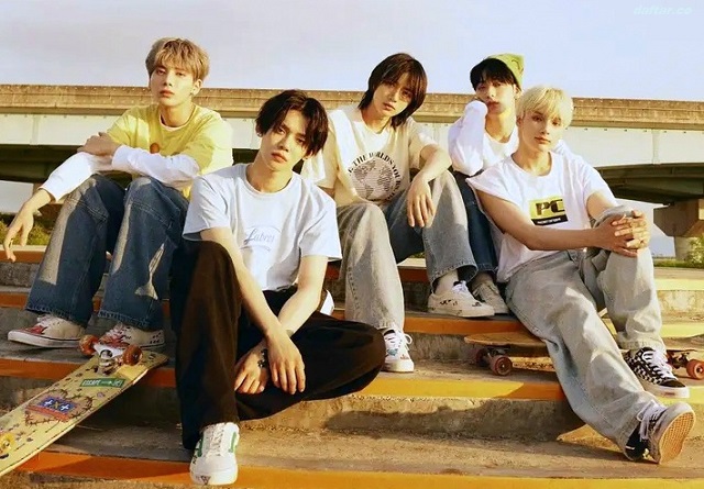 TXT members (투모로우바이투게더) Soobin, Yeonjun, Beomgyu, Taehyun, Huening Kai