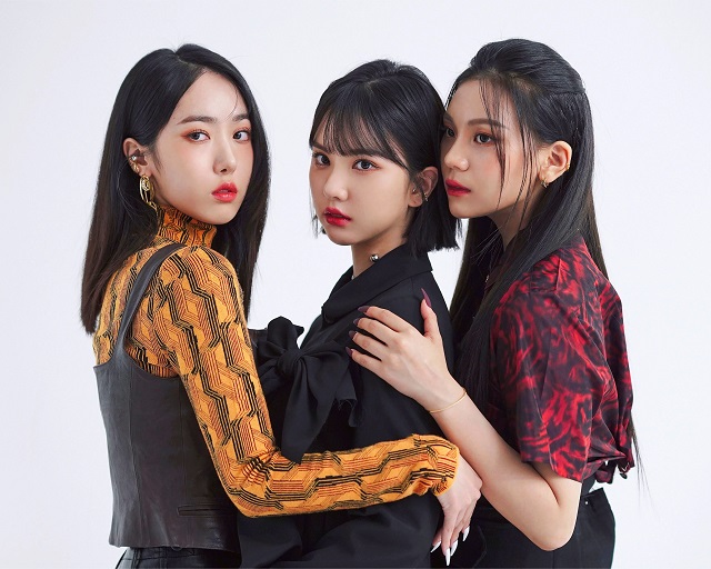 VIVIZ members Eunha, SinB, Umji
