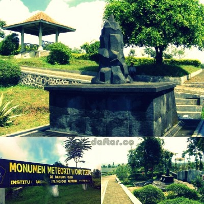 Monumen Meteorit Wonotirto